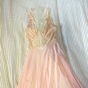 Rare VTG OLGA 70s Bodysilk Pearl Pink Butterfly Lace Long Nightgown 9687 Size P
